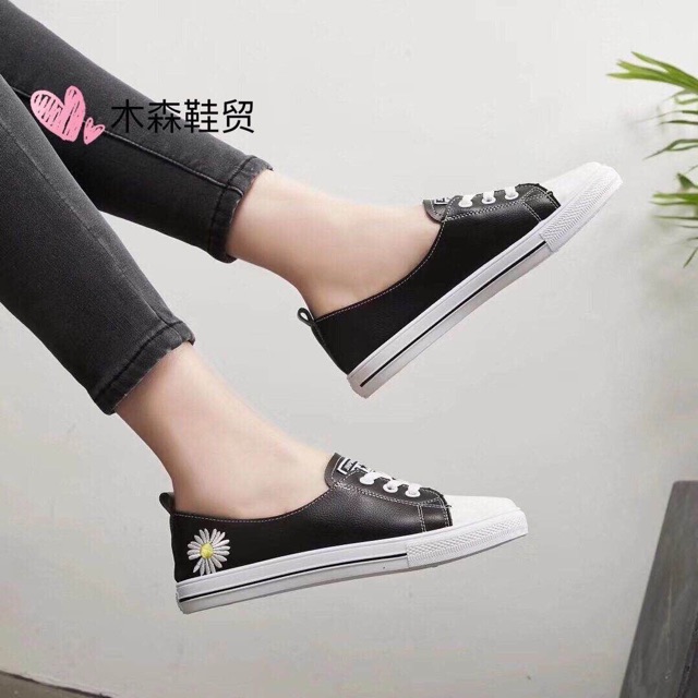 Giày slip on hoa cúc