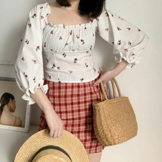 (SẴN) Áo trễ vai trắng điểm hoa