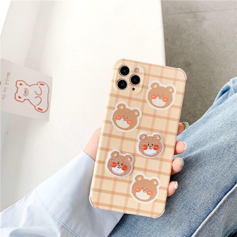 Ốp lưng iphone Gấu nâu nhỏ thêu viền chống va đập 5/5s/6/6plus/6s/6splus/7/7plus/8/8plus/x/xs/11/12/pro/max/plus/promax | BigBuy360 - bigbuy360.vn