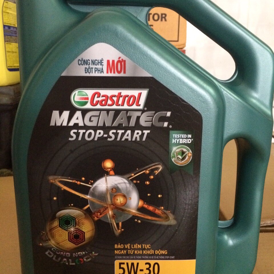 Dầu nhớt { Castrol } Công nghệ tổng hợp cao cấp dành cho xe ô tô Castrol magnatec stop-start 5w30  loại 4 lít.