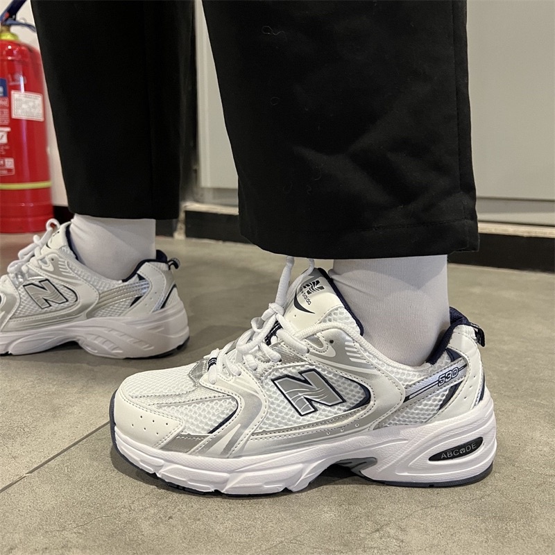 Giày thể thao unisex dành cho cả nam và nữ 2023