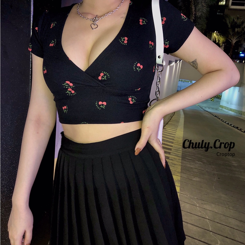 Áo croptop cổ chữ V xẻ ngực sexy, tôn dángkèm họa tiết hoa nhí