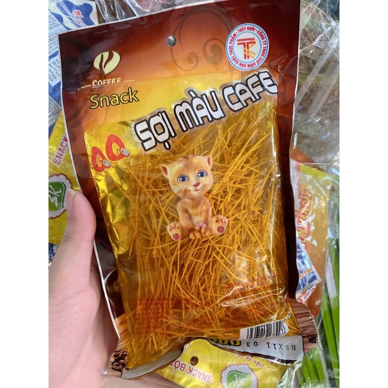 snack sợi màu cafe