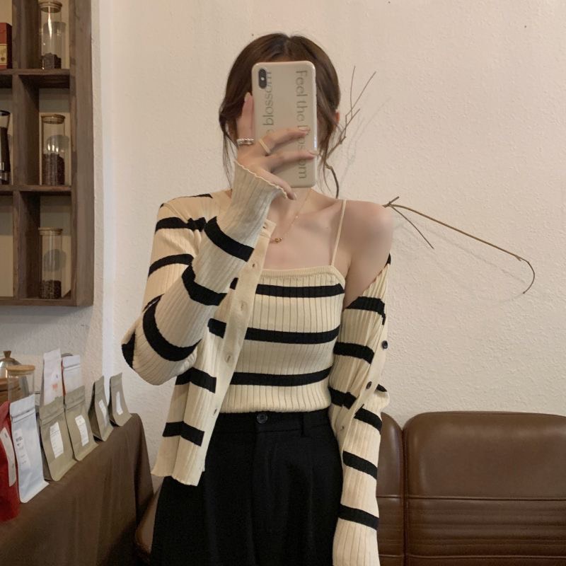 Set áo cardigan kèm áo hai dây kẻ ngang