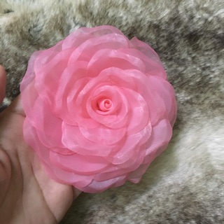 Cài áo hoa hồng voan hồng