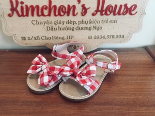 Sandal nơ ca-rô đỏ bé gái