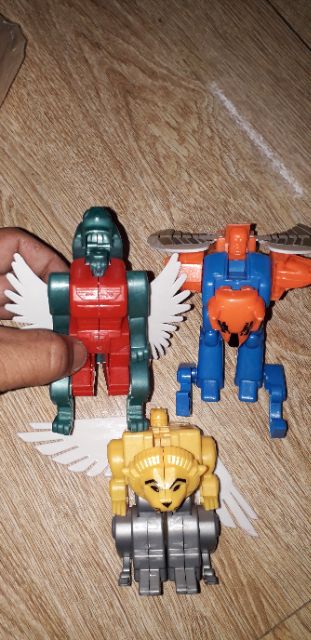 Một mô hình linh thú lắp ráp biến thành robot bằng nhựa