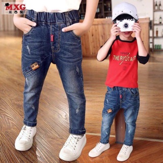 Thời trang cho bé yêu, quần jean bò kết hợp với áo thun cotton tạo nên phong cách xitin. Quần có 2 màu đậm nhạt dập lit