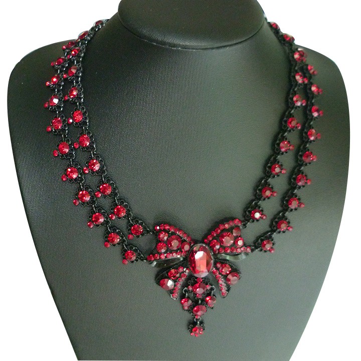 Vòng cổ xậm màu đính đá màu xậm.