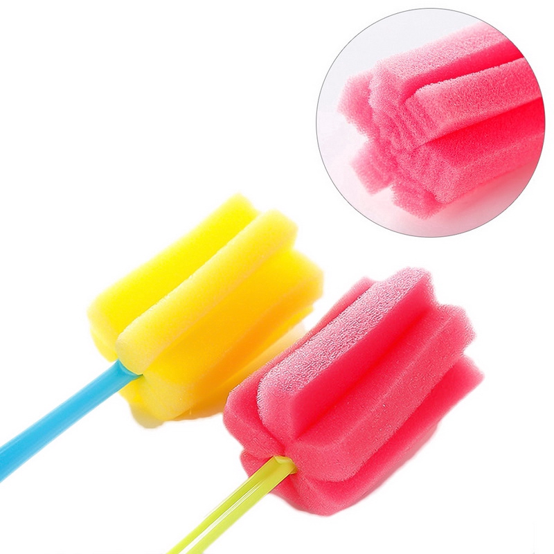 Bàn chải bọt biển dùng lau chùi với ly thủy tinh dùng trong nhà bếp