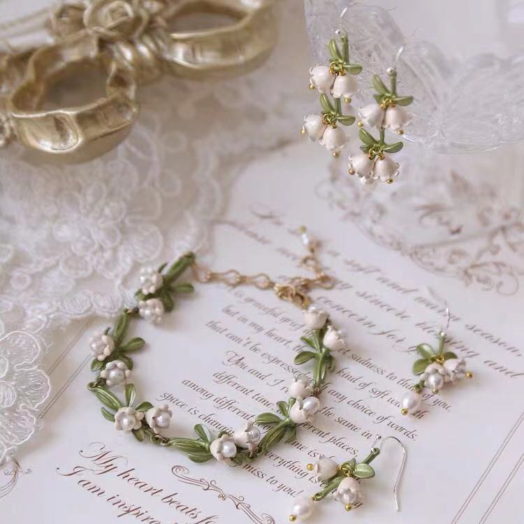 Bông Tai Hình Hoa Lily Đính Ngọc Trai Phong Cách Cổ Điển