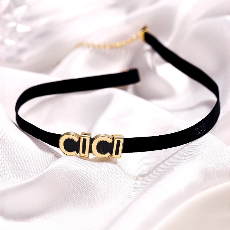 Vòng Cổ Choker Màu Đen Co Giãn Mặt Kim Loại Hình Chữ Cái Đơn Giản