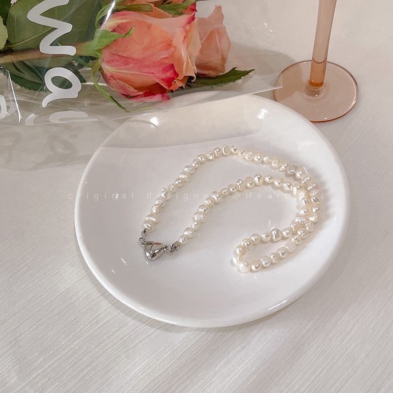 Vòng Cổ Choker Mặt Trái Tim Từ Tính Đính Hạt Ngọc Trai Cổ Điển Cho Nữ