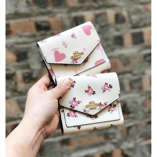 Ví vuông da thật Coach hoạ tiết trái tim và hoa dịu dàng