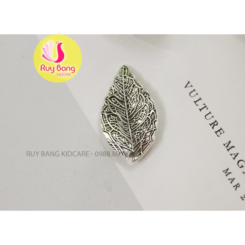 Cành lá kim loại, center đá đính hoa vải handmade