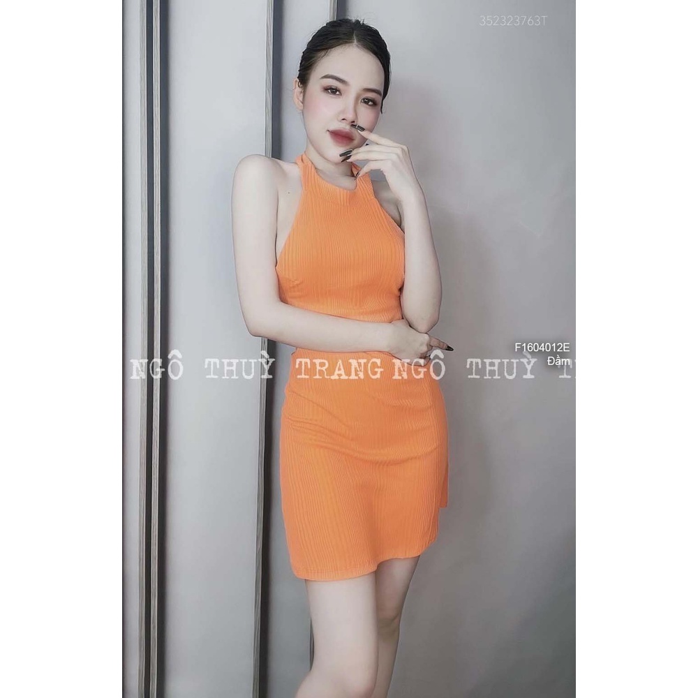 Đầm body khoét eo hai bên cổ yếm hở lưng!