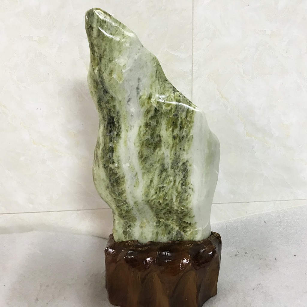 Cây đá tự nhiên nguyên khối cao 35 cm, nặng 3 kg cả chân đế gỗ, màu xanh lá cho người mệnh Hỏa và Thổ