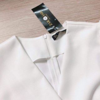 Váy trắng cổ chéo hoa eo khoá sau