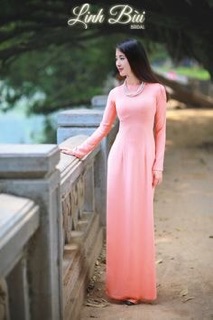 Áo dài vải lụa màu lông tôm.