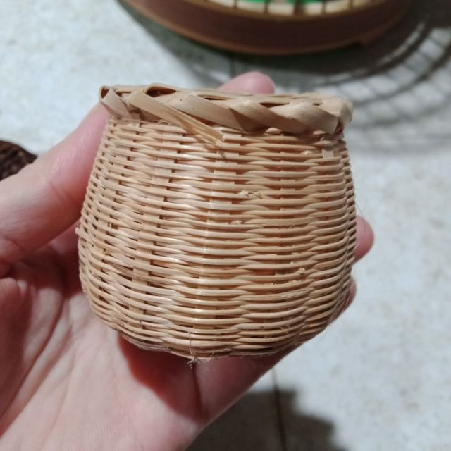 Giỏ tre đựng kê, lúa cho cu gáy