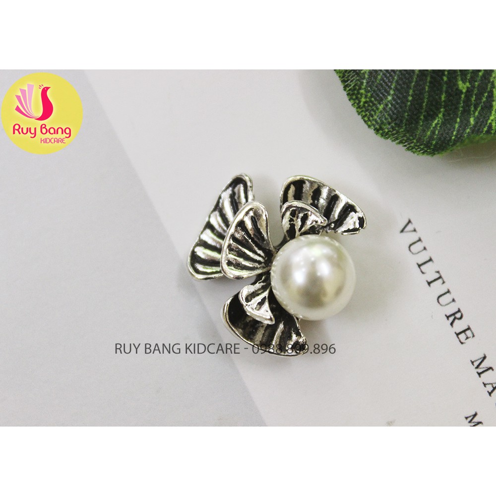 Cành lá kim loại, center đá đính hoa vải handmade