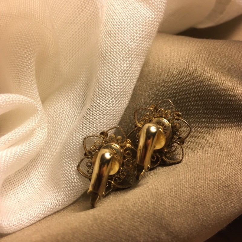 Bông tai kẹp nhỏ vintage cameo cô gái hoa điêu khắc