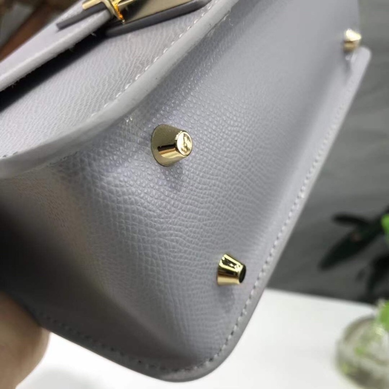 Túi đeo chéo nữ FURLA METROPOLIS  chi tiết chuẩn, từ đường keo mũi chỉ đến logo khắc đều sắc nét. Size 21cm