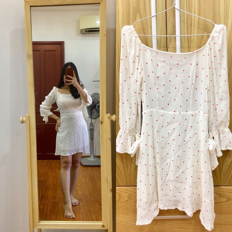váy trắng chấm bi đỏ
