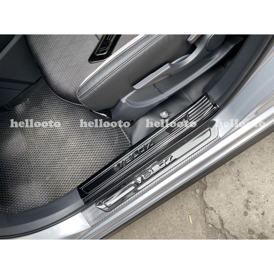 Ốp Bậc Cửa Toyota Veloz 2022 2023 Mẫu Titan Cao Cấp trang trí chống xước bậc cửa xe