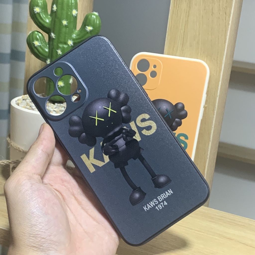 Ốp lưng cạnh vuông Kaws mini 13 Pro max / 6 plus OPBS06