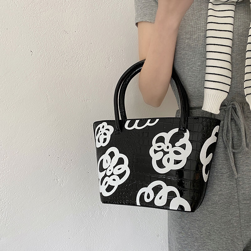 2021 South Korea new niche design flower graffiti handbag fashion crocodile single shoulder women's bag trendy messenger bag