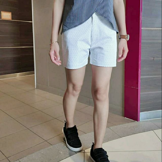 Quần sooc kaki chấm bi form basic