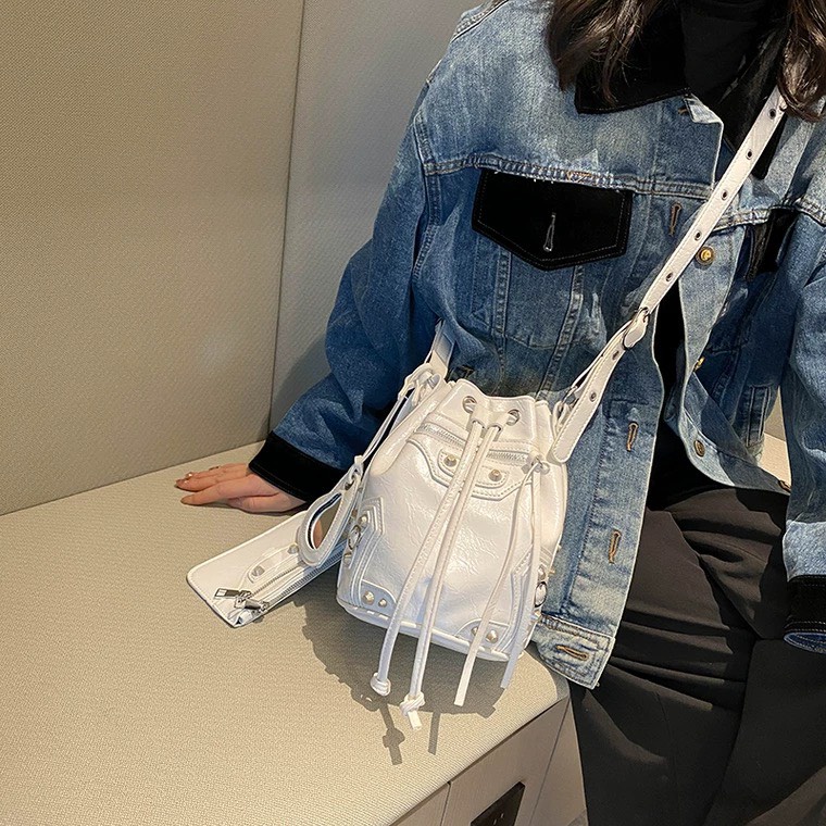 Túi đeo chéo đinh tán da sần cao cấp kèm gương thời trang kiểu mẫu Pháp  MA57)