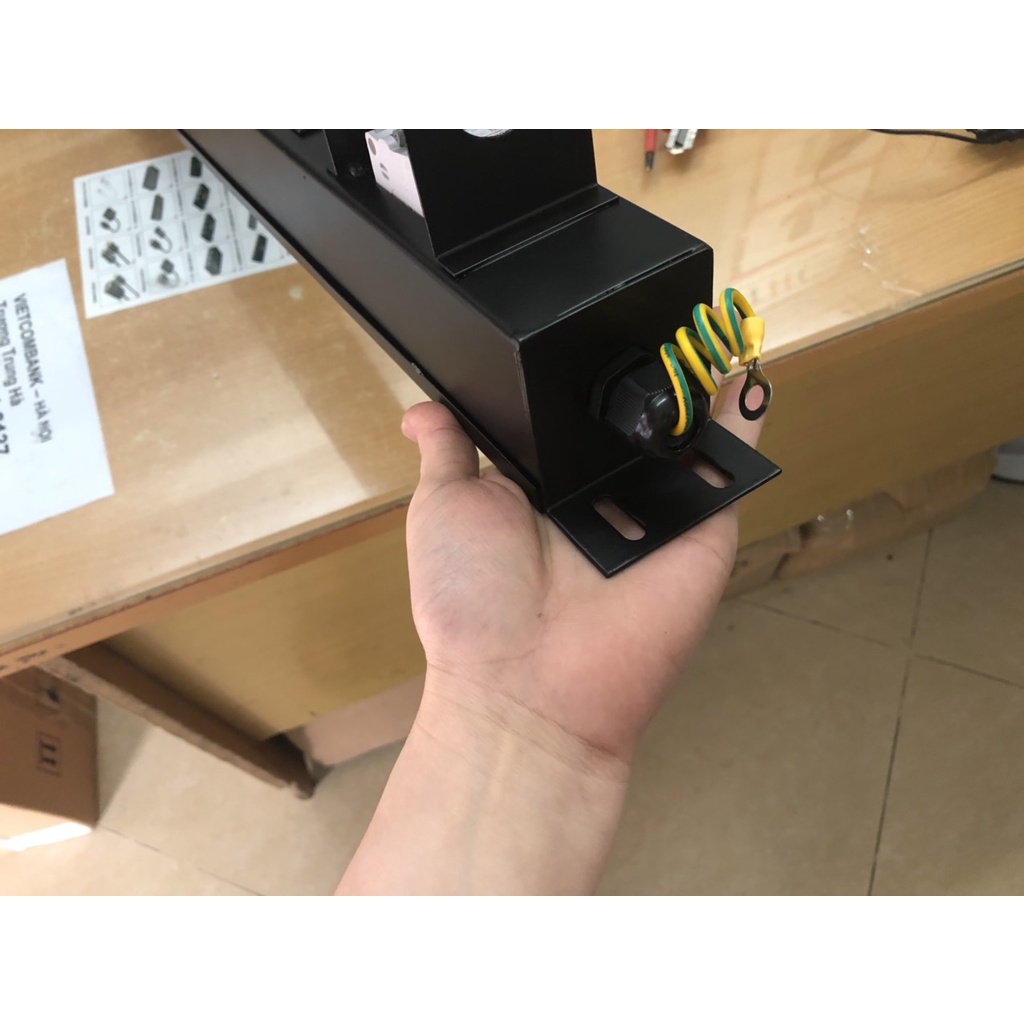 Thanh nguồn PDU 12 ổ cắm điện 3 chấu đa năng có Aptomat 32A lắp dọc tủ rack