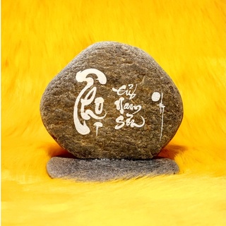 Thư pháp chữ Thọ viết trên đá. Kích thước: 8x6x12cm. Viết theo yêu cầu