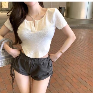 Áo croptop cộc tay đuôi tôm cúc cài