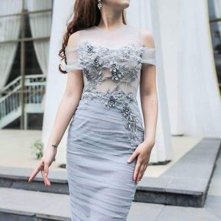 Đầm body rớt vai đính hoa