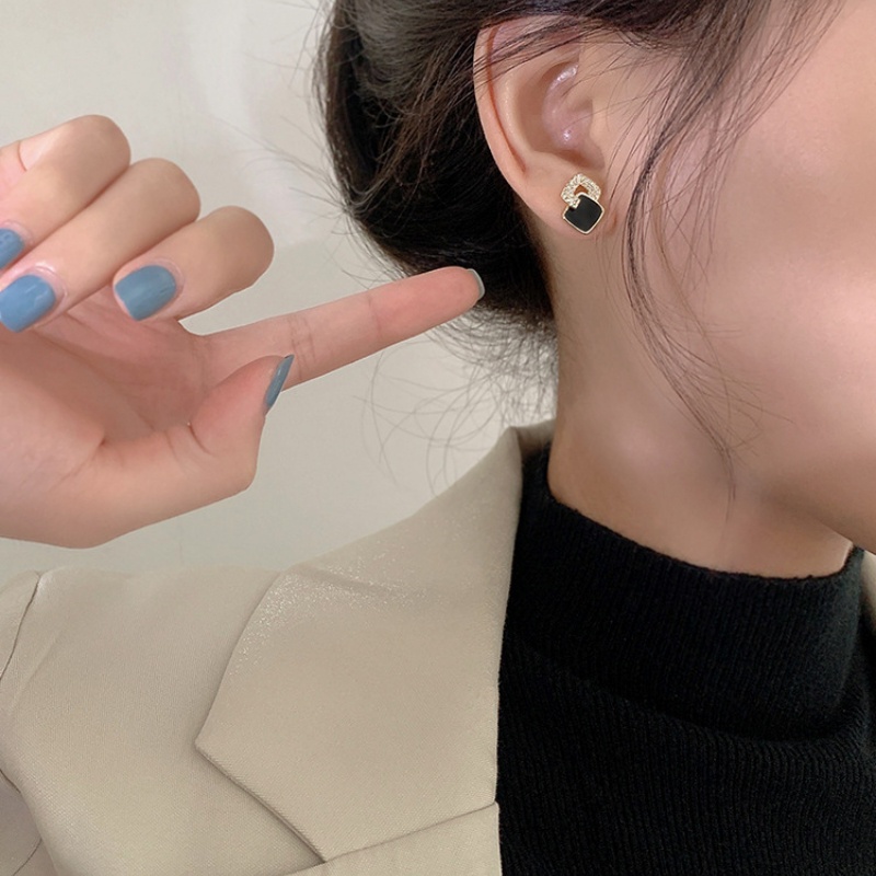 Bông Tai Hình Vuông Màu Đen Thời Trang Sang Trọng Cho Nữ