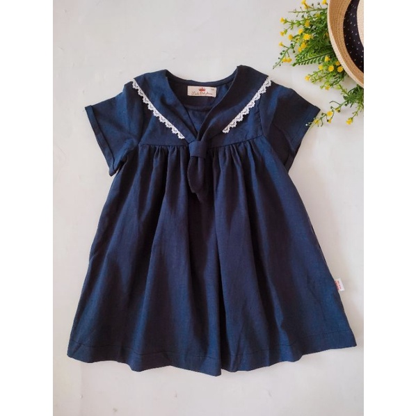 Đầm linen thủy thủ viền ren trắng cho bé gái