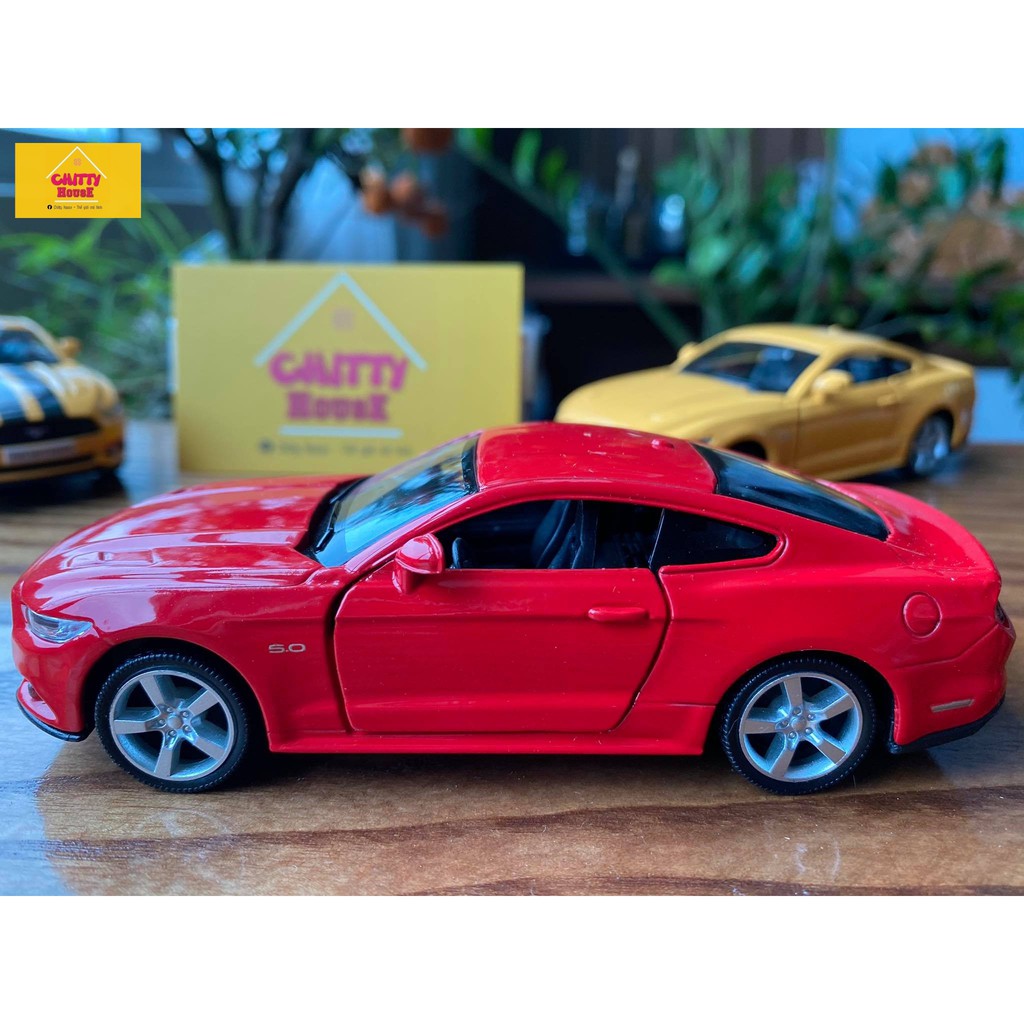 Mô hình xe Ford Mustang 2015 tỷ lệ 1:36