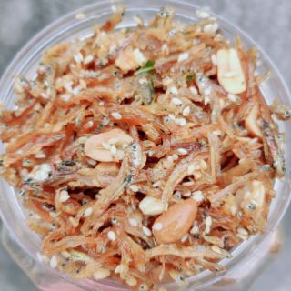 Cá cơm rim lạc vừng mặn ngọt.