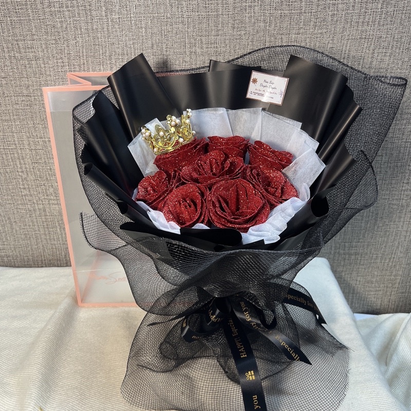 Bó hoa nhũ đỏ kèm túi xinh xắn