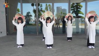 Áo dài trắng trơn cho bé gái.