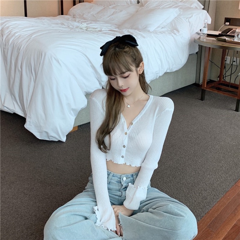 Áo len gân mỏng tay loe dáng croptop trendy 2021