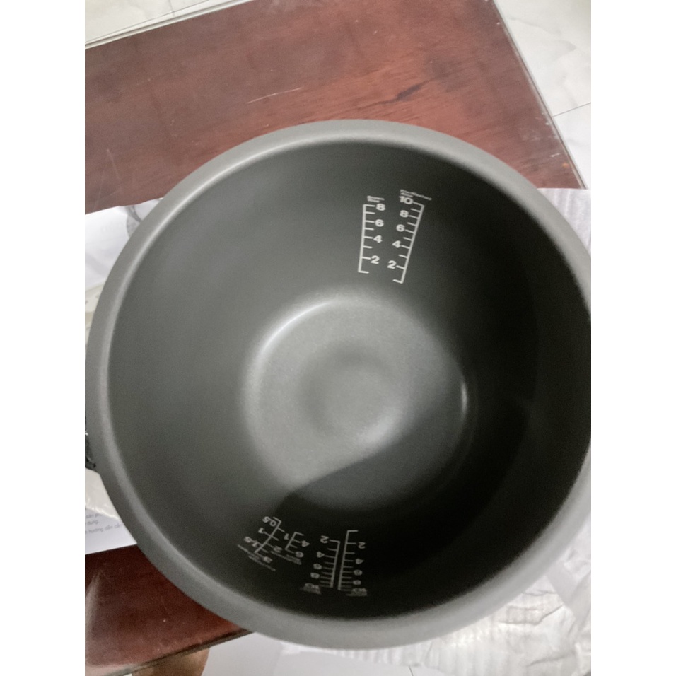 Nồi cơm điện cao tần Toshiba 1.8 lít RC-18RHVN - Hàng trưng bày