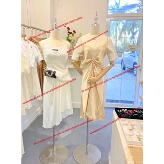 Manocanh nữ trưng bày sản phẩm trong shop