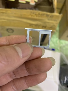 khay sim điện thoại sámung j730(j7pro)