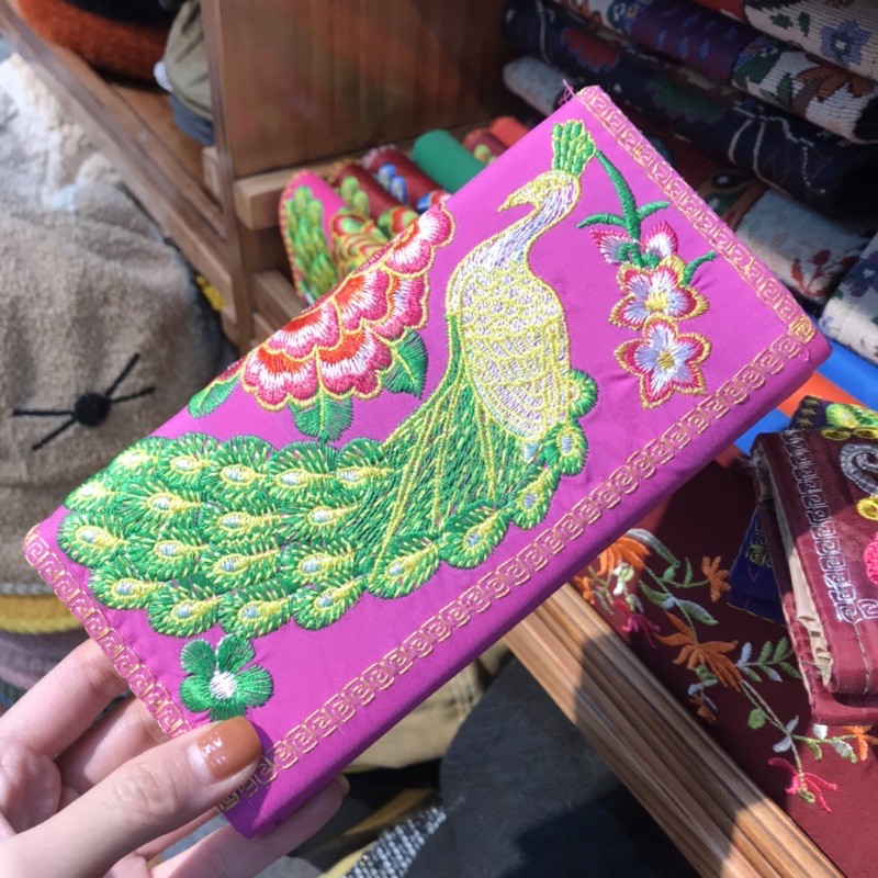 Ví thuê con công bằng vải