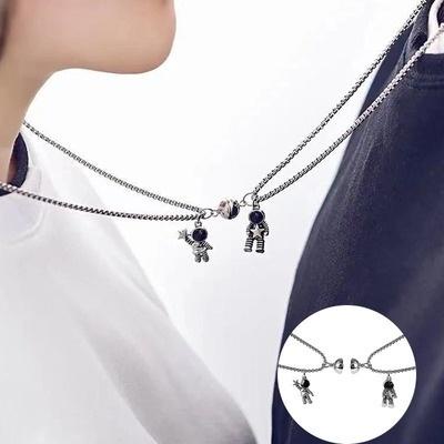 Set 1/2 Vòng cổ Mặt Nam Châm Hình Phi Hành Gia Cho Cặp Đôi