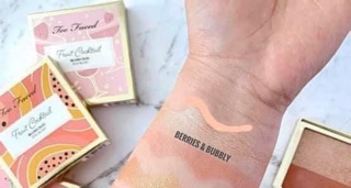 Phấn má hồng và highlight Toofaced - BERRIES BUBBLY